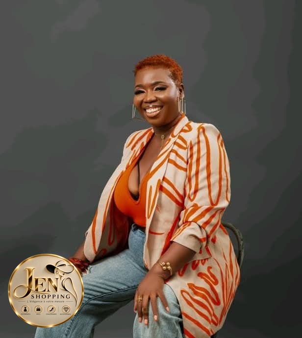 Cliente Jen Shopping portant un blazer imprimé, satisfaite de sa commande